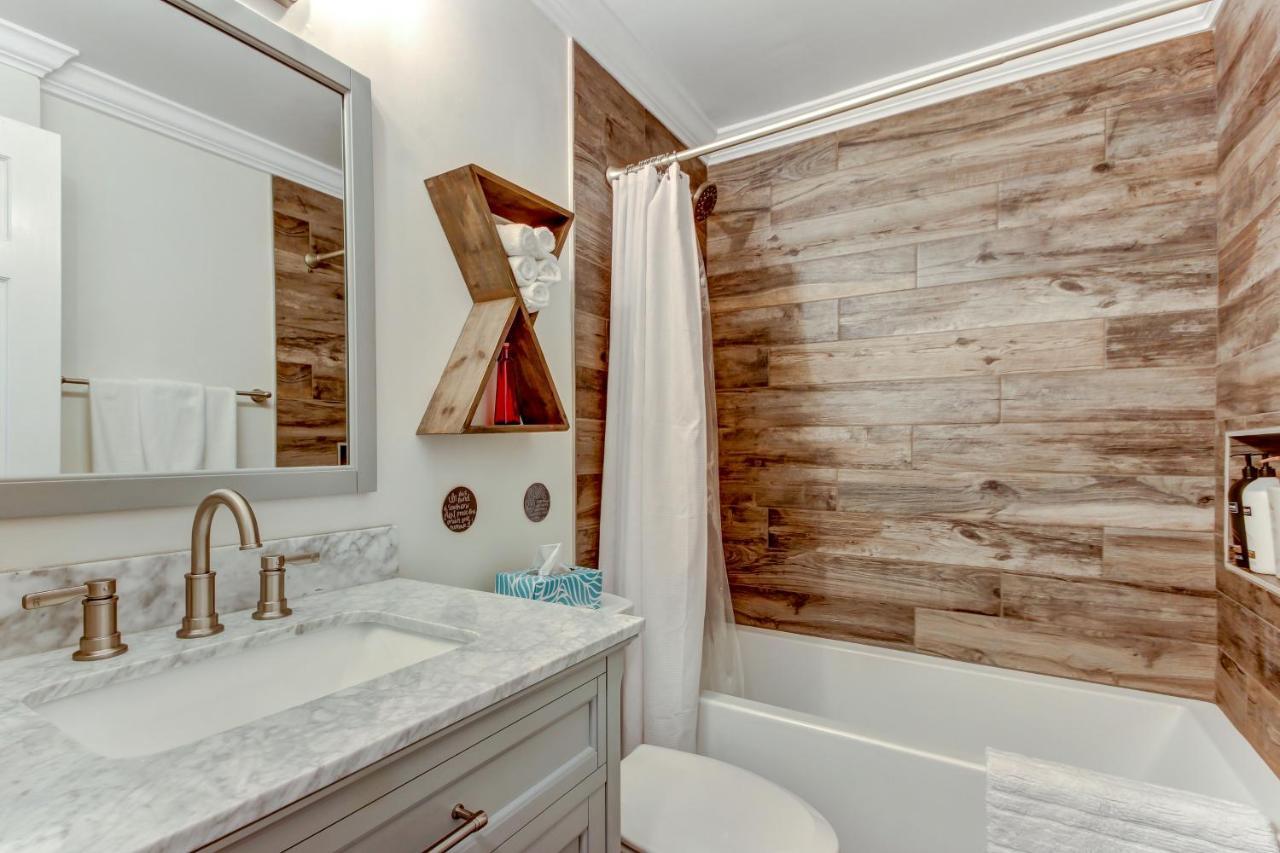 Vibrant, Colorful Condo Building With Backyard Firepit And Games Savannah Zewnętrze zdjęcie