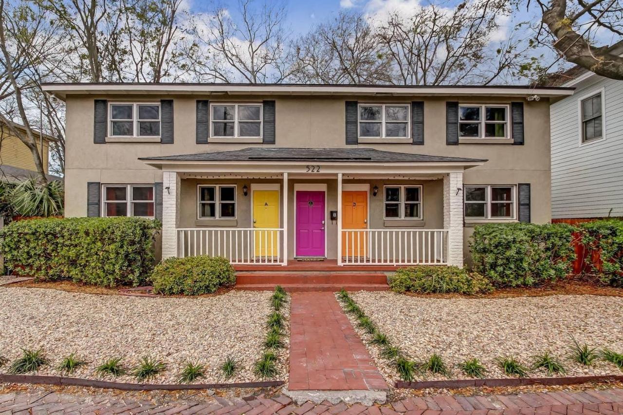 Vibrant, Colorful Condo Building With Backyard Firepit And Games Savannah Pokój zdjęcie