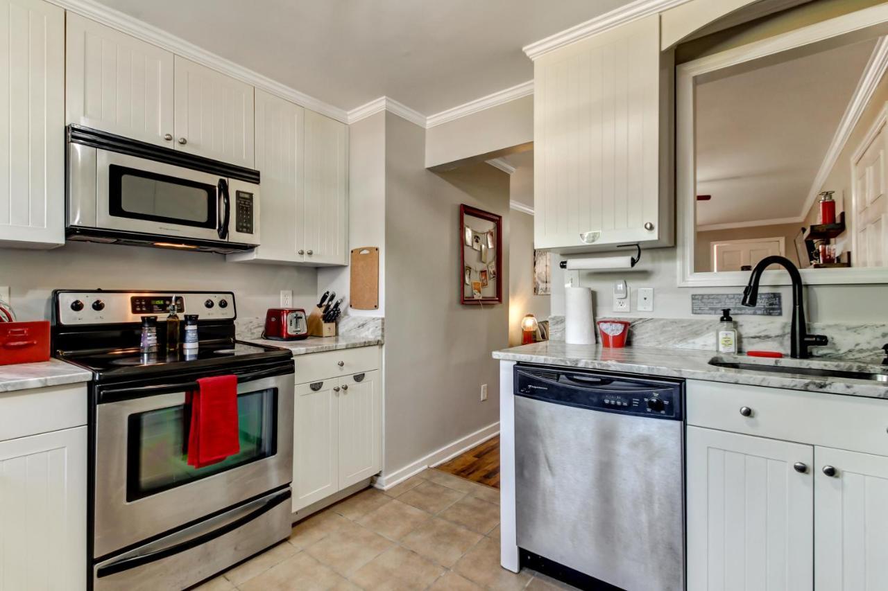 Vibrant, Colorful Condo Building With Backyard Firepit And Games Savannah Zewnętrze zdjęcie
