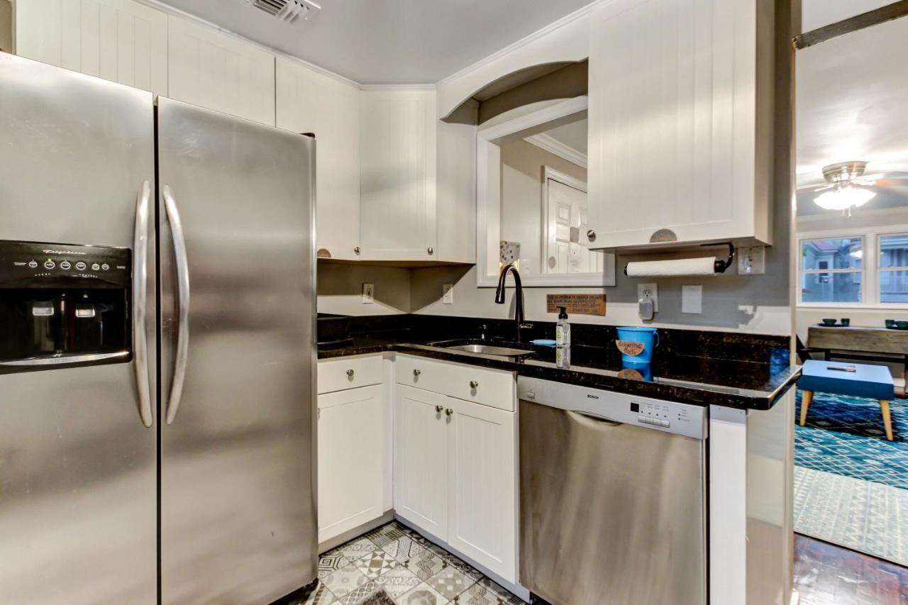 Vibrant, Colorful Condo Building With Backyard Firepit And Games Savannah Zewnętrze zdjęcie