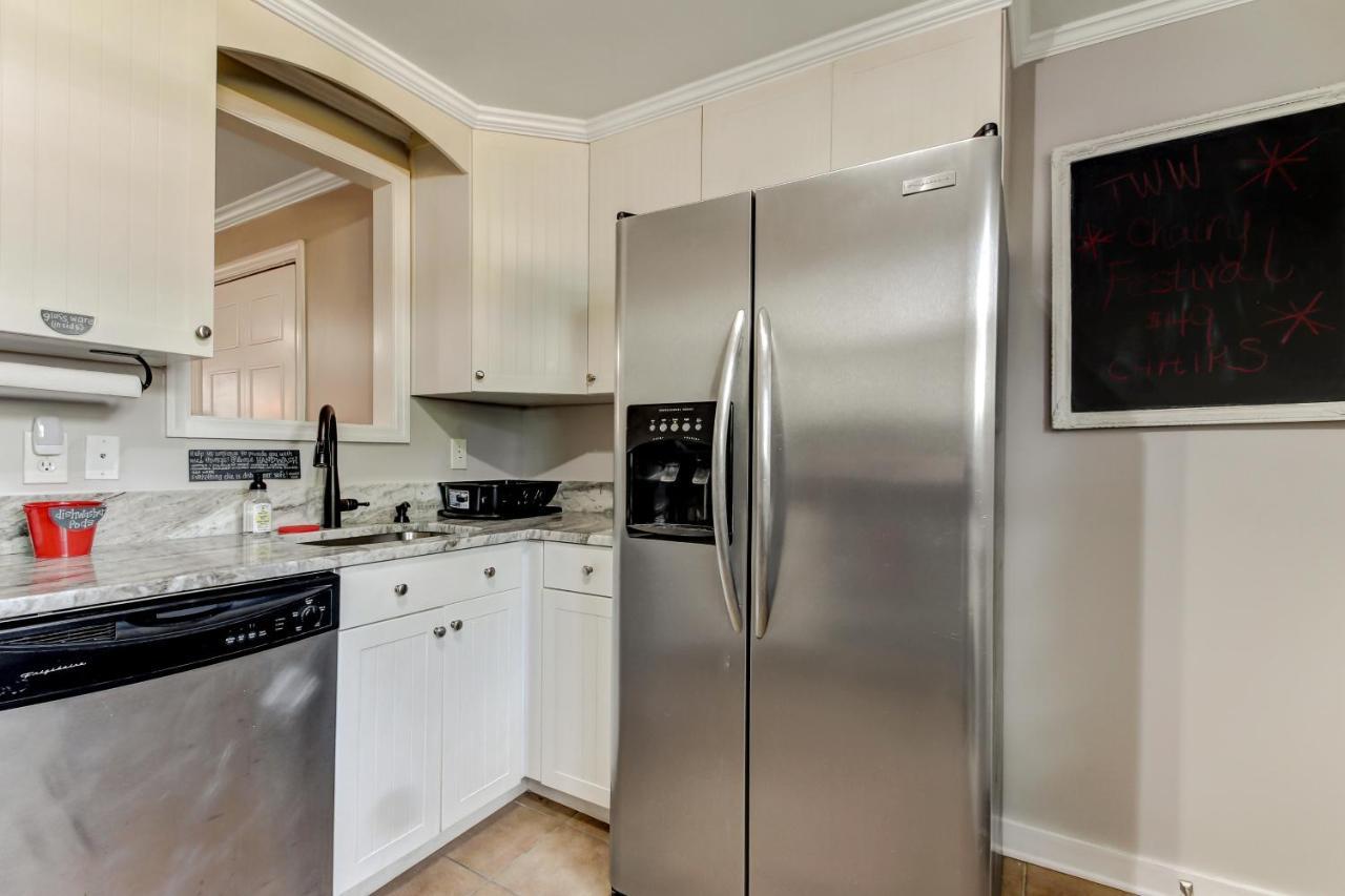 Vibrant, Colorful Condo Building With Backyard Firepit And Games Savannah Zewnętrze zdjęcie