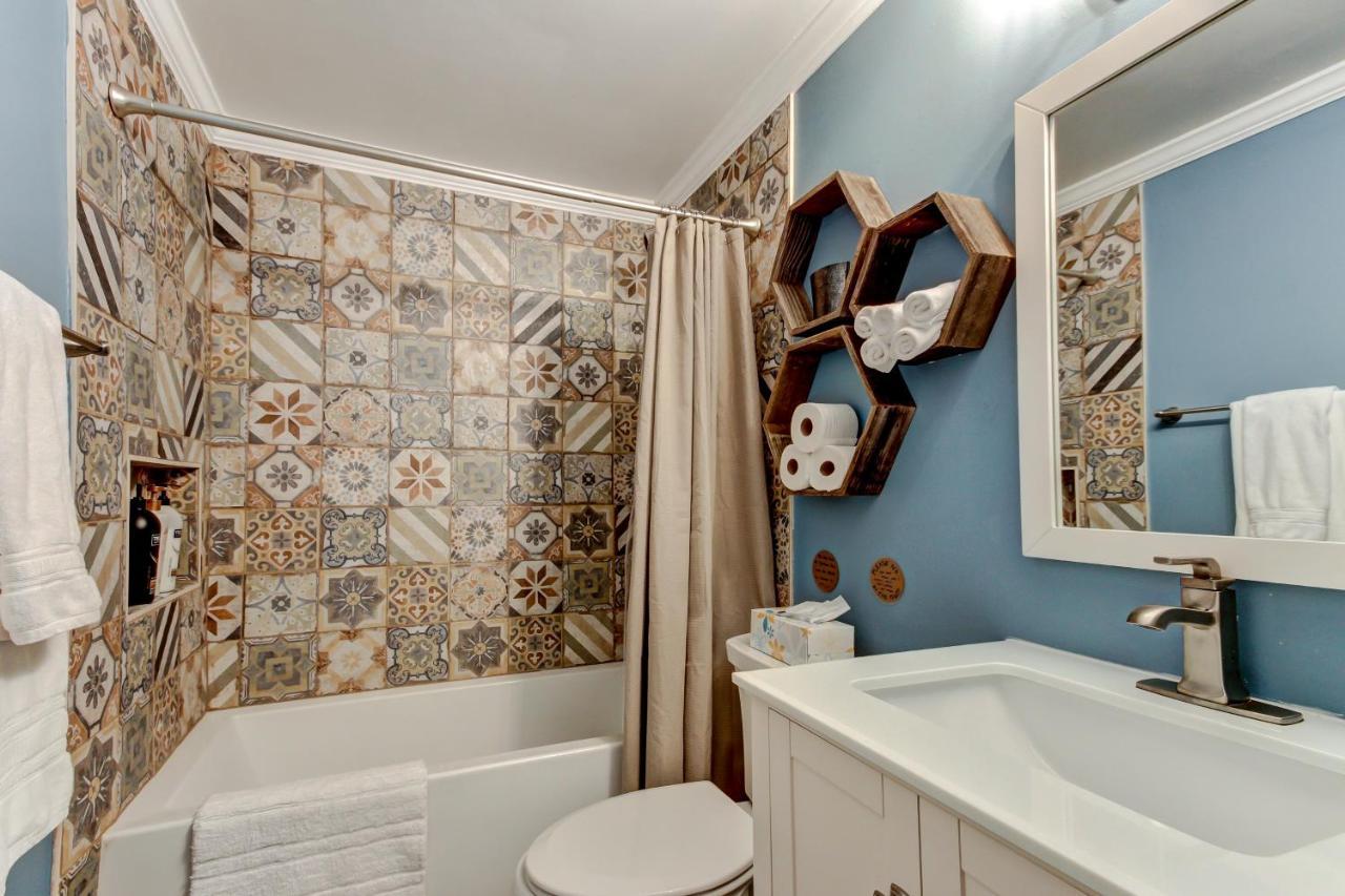 Vibrant, Colorful Condo Building With Backyard Firepit And Games Savannah Zewnętrze zdjęcie