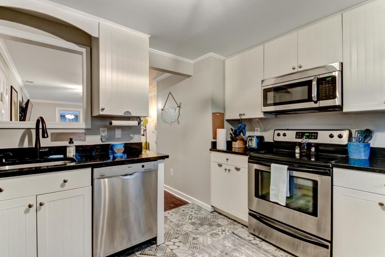 Vibrant, Colorful Condo Building With Backyard Firepit And Games Savannah Zewnętrze zdjęcie