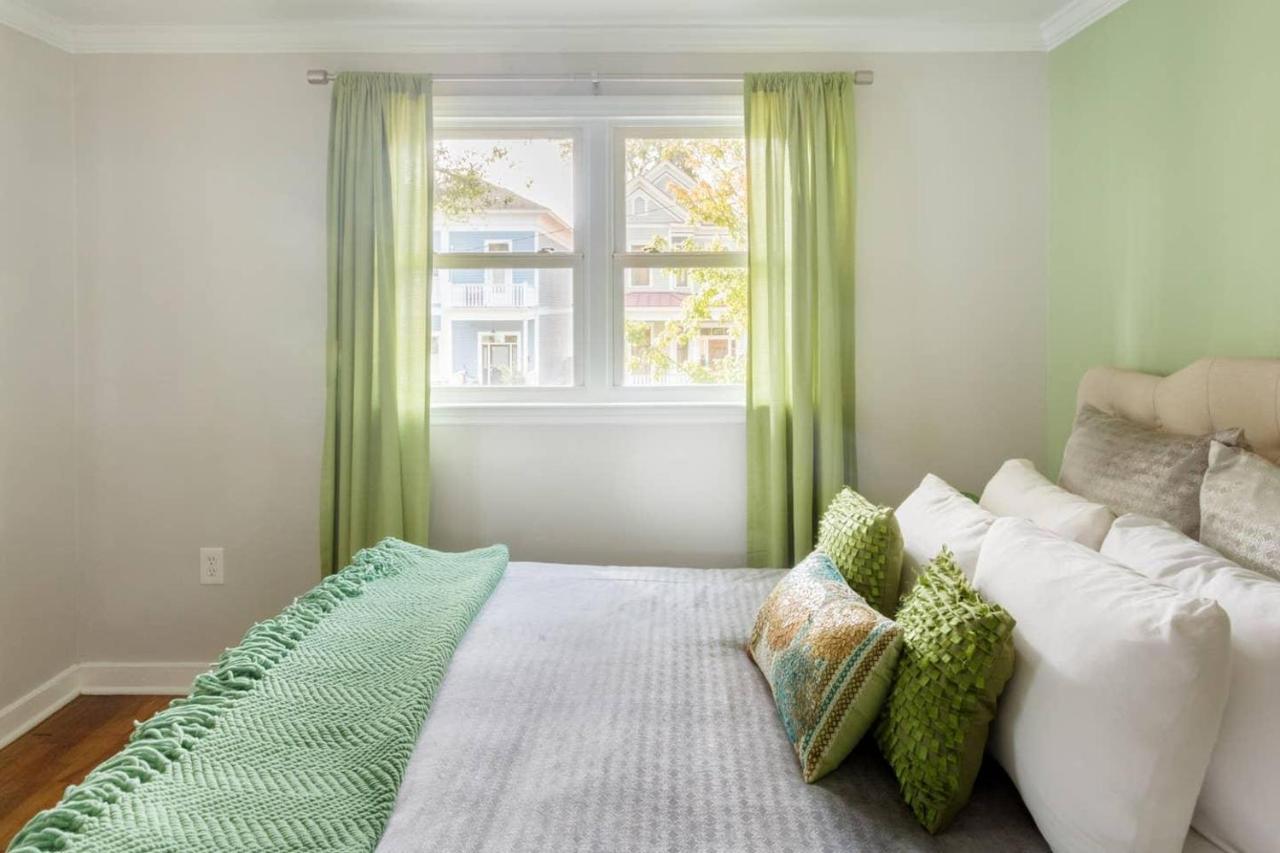 Vibrant, Colorful Condo Building With Backyard Firepit And Games Savannah Zewnętrze zdjęcie