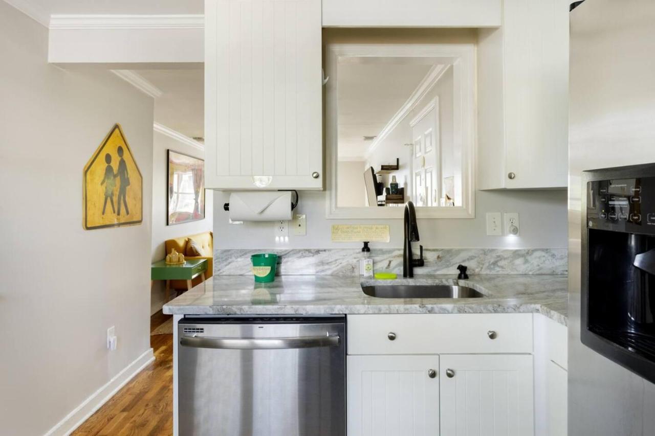 Vibrant, Colorful Condo Building With Backyard Firepit And Games Savannah Zewnętrze zdjęcie